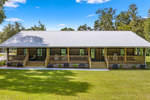 Tranquil Suite w/ Porch < 2 Mi to Cedar Lakes!