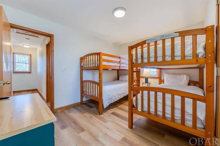 Chumba cha tatu cha wageni kina nafasi ya watu wanne walio na vitanda viwili vya ghorofa na televisheni ya Roku ya "31". Vyumba vyote vya kulala vimejaa mashuka na vitanda vilivyotengenezwa tayari. Mabanda mawili ya juu hayafanywi kwa sababu ya kanuni za bima ya utunzaji wa nyumba. Hata hivyo, mashuka na vifaa vya kufariji ni vya kipekee