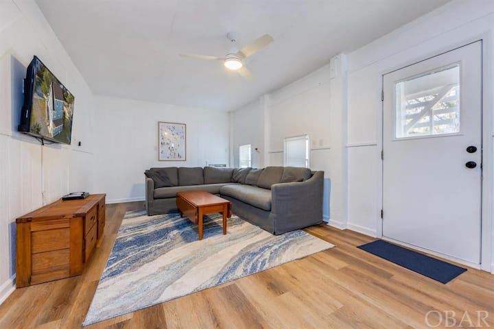 Eneo la burudani la kiwango cha chini ni bora kwa ajili ya kupumzika baada ya siku moja ufukweni. Kitanda cha malkia kiko katika chumba hiki karibu na ngazi na bafu la malazi. Televisheni kubwa ya 50"iliyo na Roku imejumuishwa katika sehemu hii kwa ajili ya starehe yako.