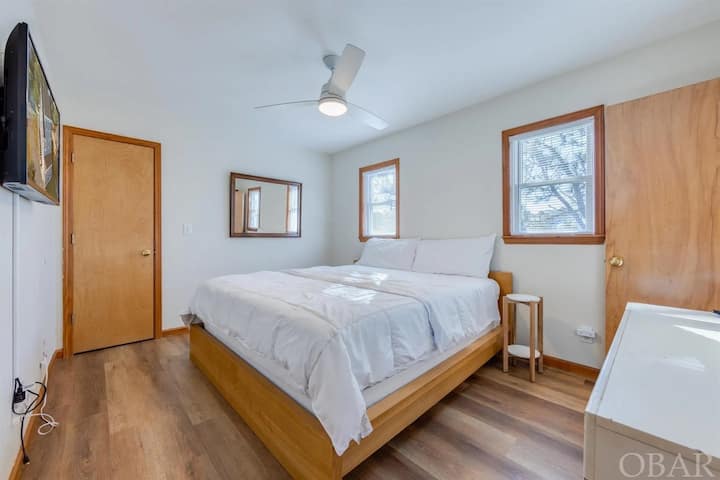 Pumzika katika chumba cha kulala cha msingi cha kifalme. Vyumba vyote vya kulala vimejaa mashuka na vitanda vilivyotengenezwa tayari.