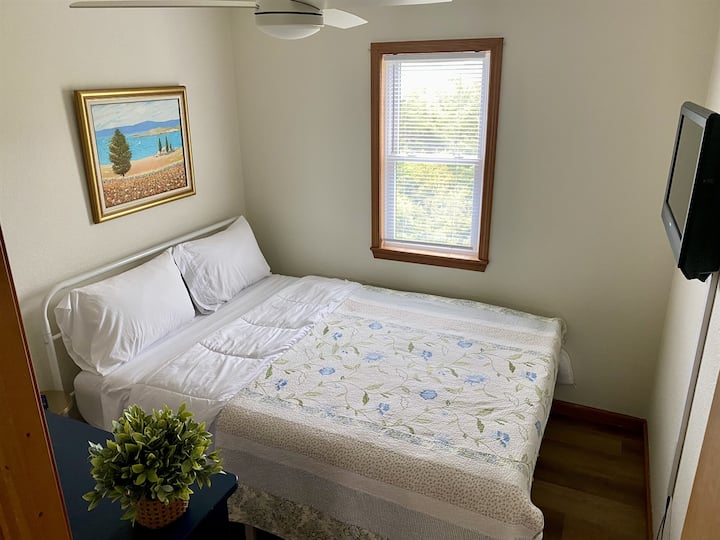 Lala kwa utulivu katika chumba cha wageni cha malkia.