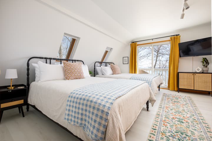 Queen (2x) room with water view