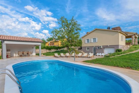 Top performing Airbnb: Ideal Summer hideaway for Families and Friends in Marceljani