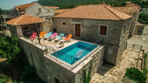 Rustic Villa Petrosa with pool near Dubrovnik