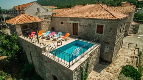 Rustic Villa Petrosa with pool near Dubrovnik