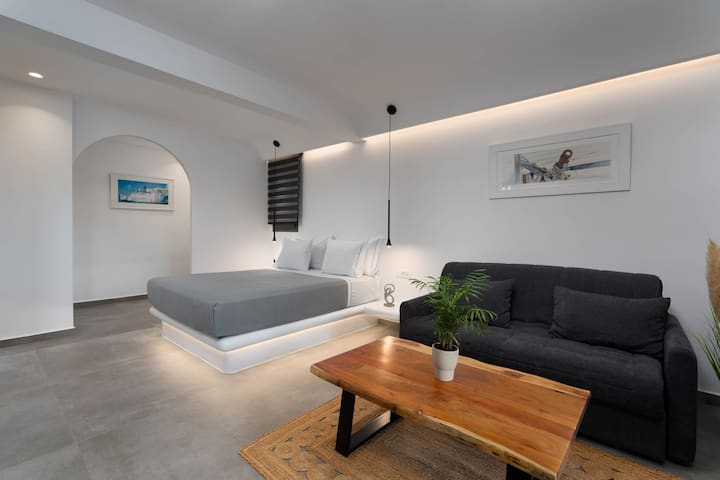 Lymarou Collection Suite 3, Pool & Private Hot Tub - Santorini