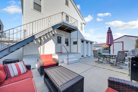 The Mayflower: Renovated 7BR, Game Room, Beach Box