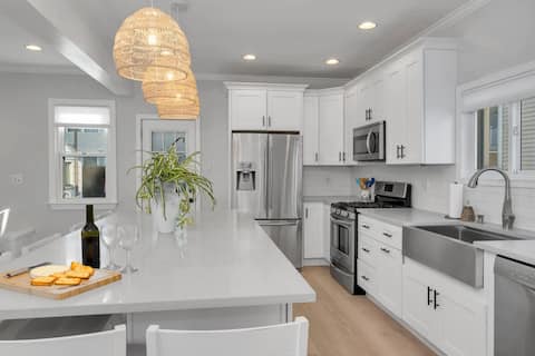 The Mayflower: Renovated 7BR, Game Room, Beach Box