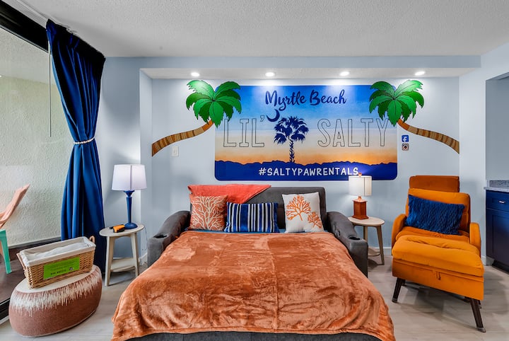 Zobuďte sa s výhľadom na oceán z manželskej pohovky v Lil’Salty-sunlight, morský vánok a pomalé rána.  Ďalšie vankúše a posteľná bielizeň sú v skrini na chodbe. 