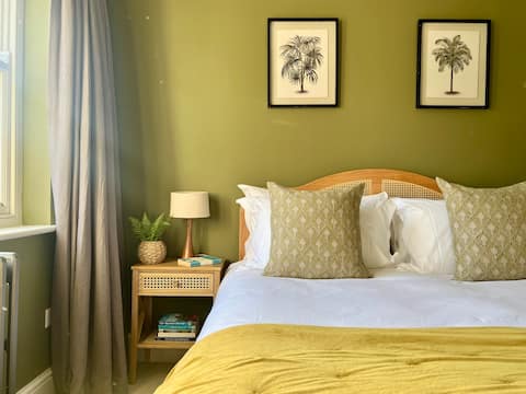 Post Masters House - Central Frome - Sleeps 8