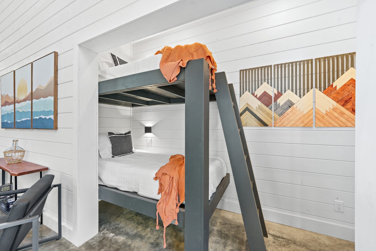 Дневниот простор вклучува комбиниран кревет на спрат со два пространи кревета.