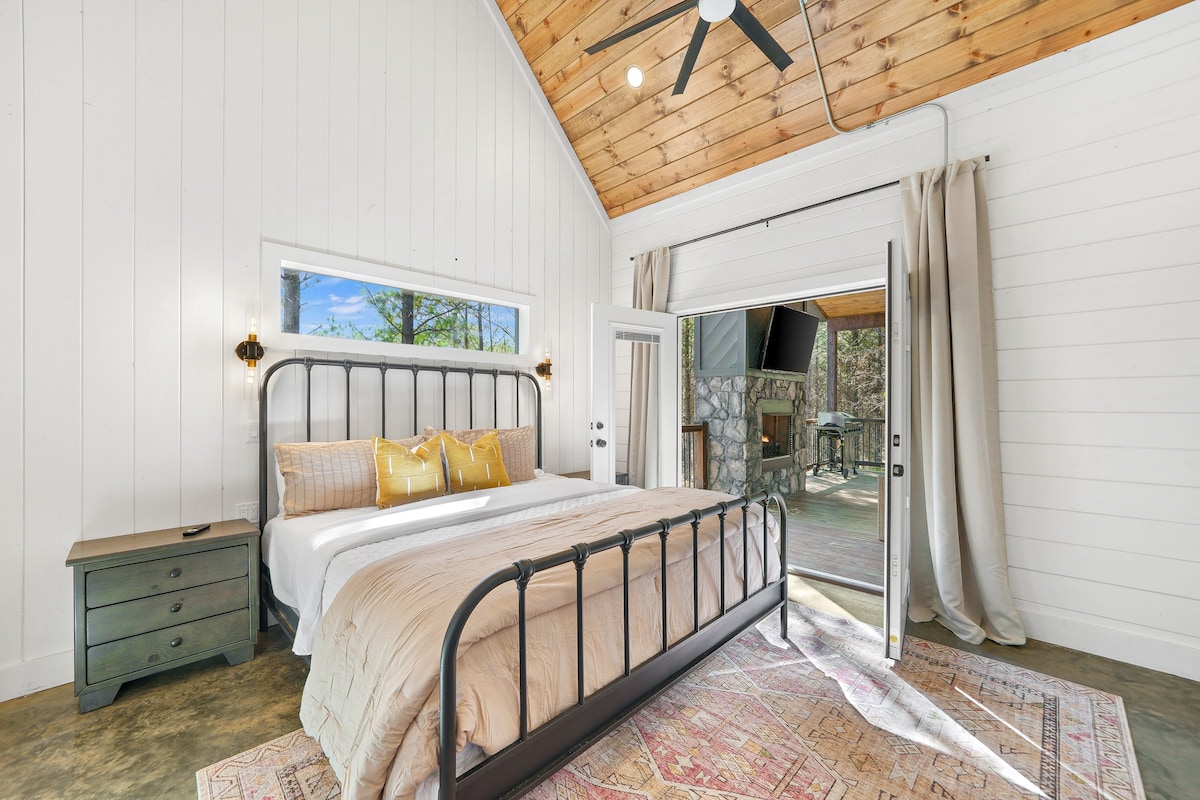 Секоја спална соба е опремена со свежа, чиста постелнина и елегантен декор.