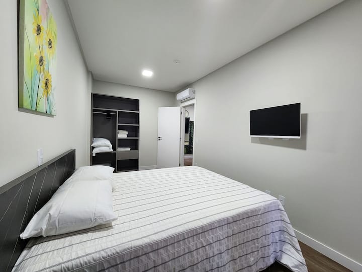 Spálňa: 1 manželská posteľ, klimatizácia, kúrenie, televízor, posteľná bielizeň a osušky, skriňa s vešiakom.