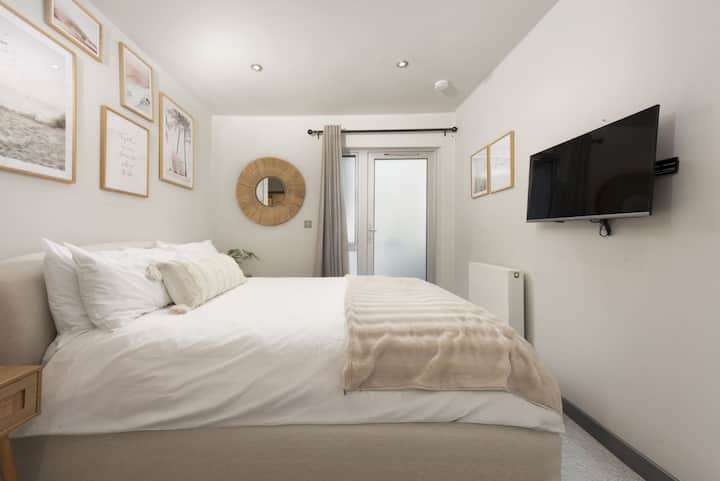 Dhomë gjumi kryesore me televizor inteligjent - 6 The Point, Pentire