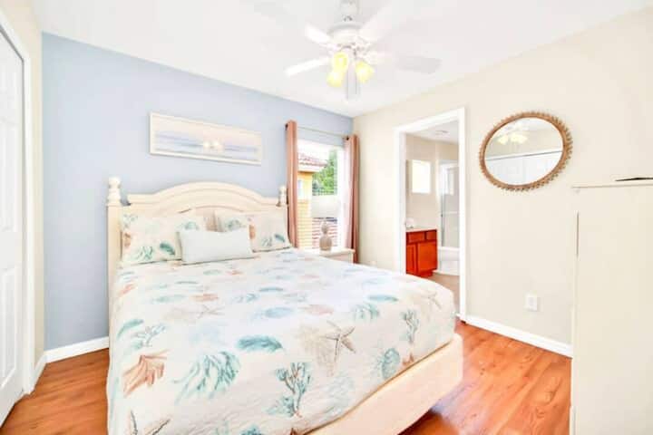 Chumba cha kulala cha Malkia chenye Mapambo na Mionekano ya Bustani