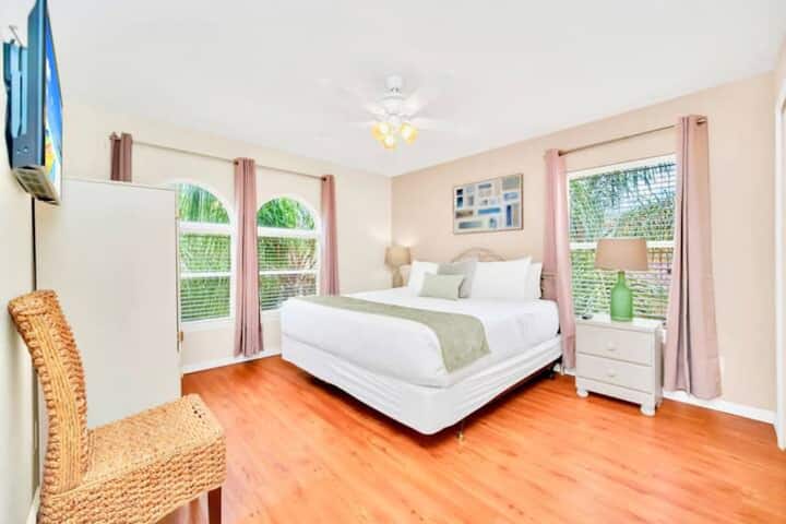 King Bedroom yenye Mwangaza wa Asili na Mionekano ya Bustani