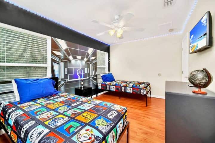 Chumba cha kulala cha Minions kilicho na Vitanda Viwili na Lafudhi za Kucheza