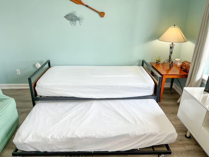 Chumba kizuri cha kulala chenye kitanda pacha chenye starehe na sehemu ya kulala iliyo tayari. Inafaa kwa safari za kikazi