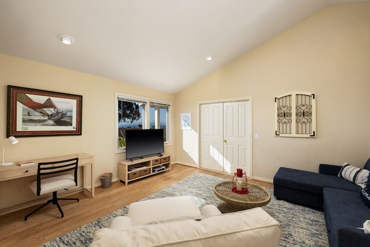 มีสมาร์ททีวีและที่นั่งมากมาย สื่อ - ห้องนอนที่ 3 ยังสามารถนอนได้ 2 คนบนโซฟา ที่พักมีเครื่องปรับอากาศส่วนกลางด้วย!