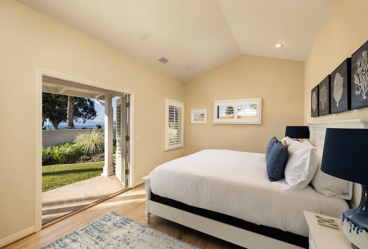 ห้องนอนหลักพร้อมเตียงคิงไซส์มีห้องน้ำในตัวและตู้เสื้อผ้าแบบเดินเข้าได้