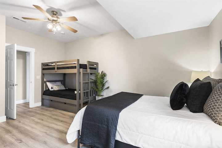 חדר שינה 5 - במפלס התחתון - חדר קומתיים