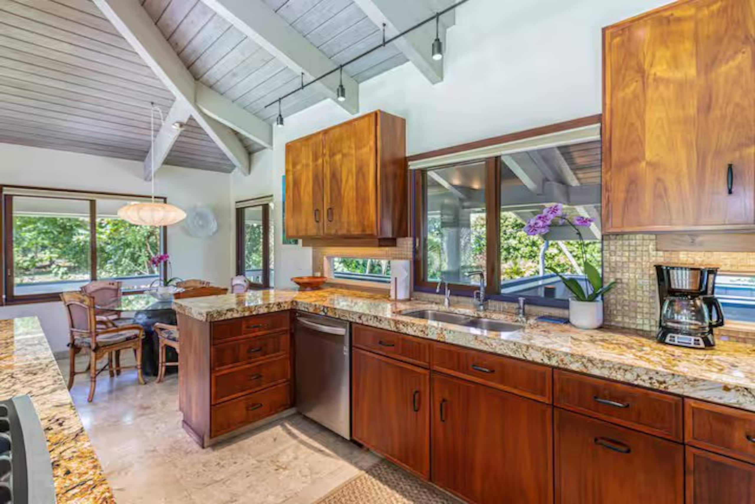 Home in Hanalei · ★4.9 · 3 bedrooms · 6 beds · 3 baths - Photo 10