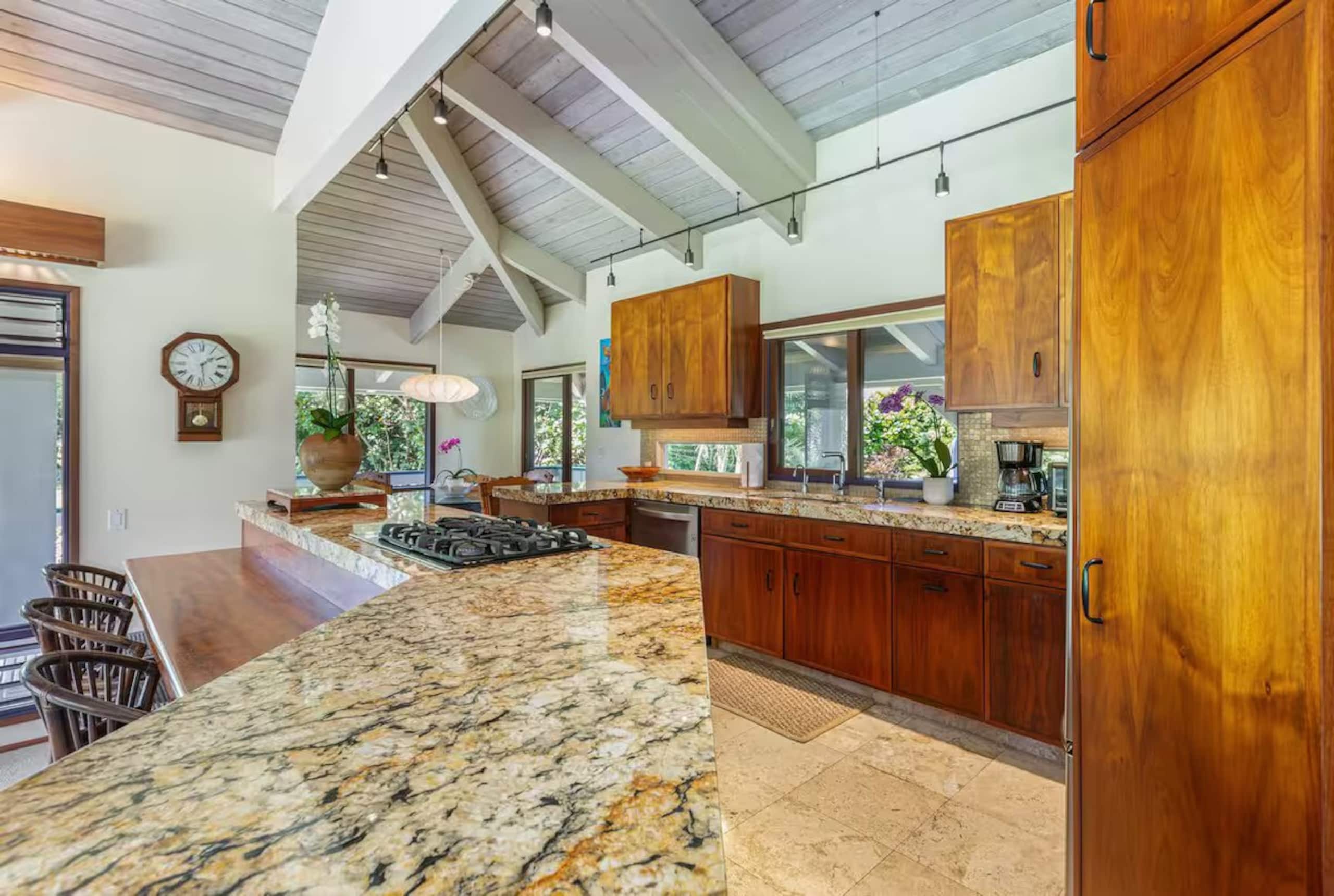 Home in Hanalei · ★4.9 · 3 bedrooms · 6 beds · 3 baths - Photo 7