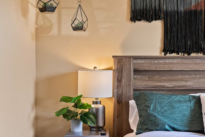 Disfruta de noches tranquilas en el dormitorio 2, con una cómoda cama tamaño queen y una lámpara junto a la cama que proporciona una iluminación suave para leer o relajarse antes de dormir. Capacidad para 2 huéspedes.