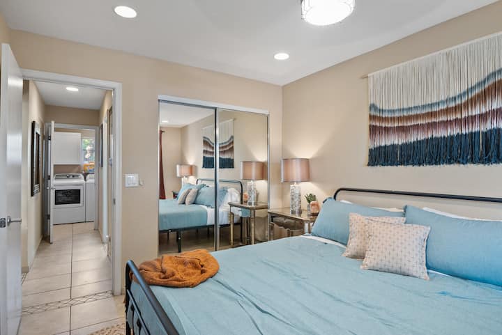 Esta suite tamaño king ofrece todo lo necesario para una estadía tranquila y funcional: transmite programas en el televisor inteligente, mantén los elementos esenciales al alcance de la mano con la lámpara de la mesita de noche y disfruta del apoyo de un colchón premium después de un largo día.