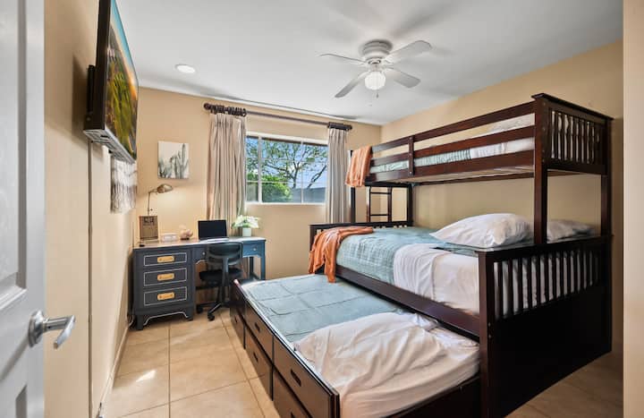 Habitación con litera: encantadora litera tamaño queen perfecta para fiestas épicas de pijamas y diversión familiar.