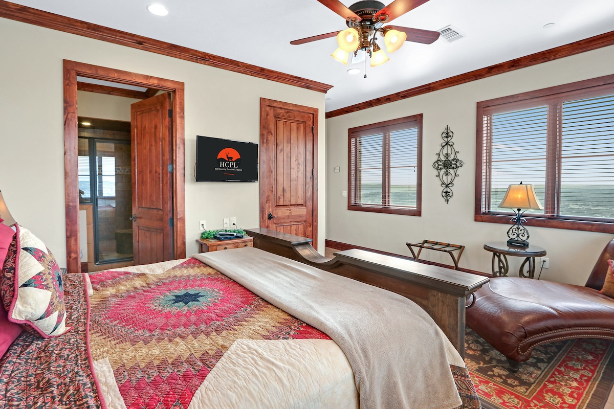 Dhoma e parë e gjumit ka një krevat dopio "king" dhe një suitë gjithashtu