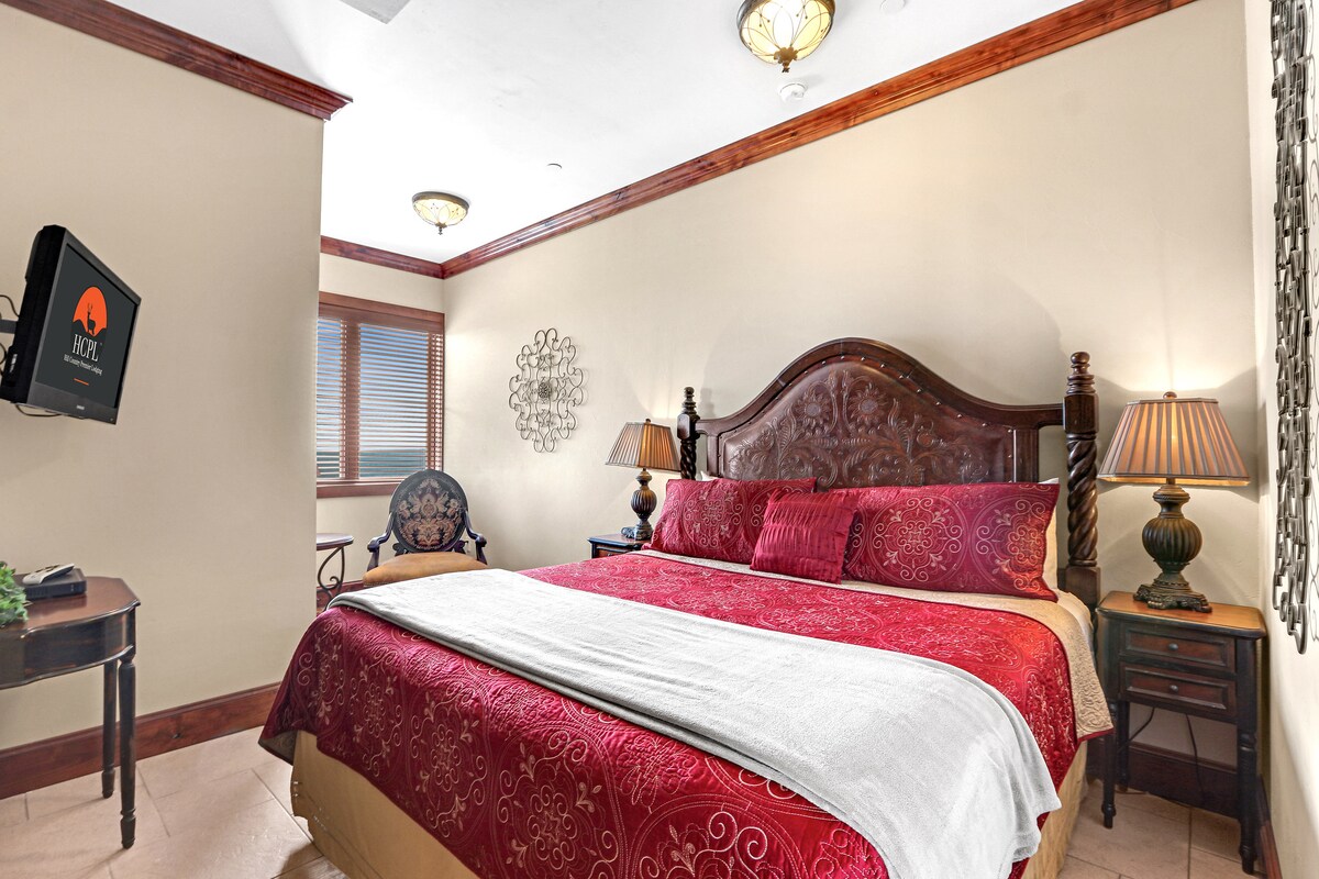 Dhoma e dytë e gjumit ka një krevat dopio "king"