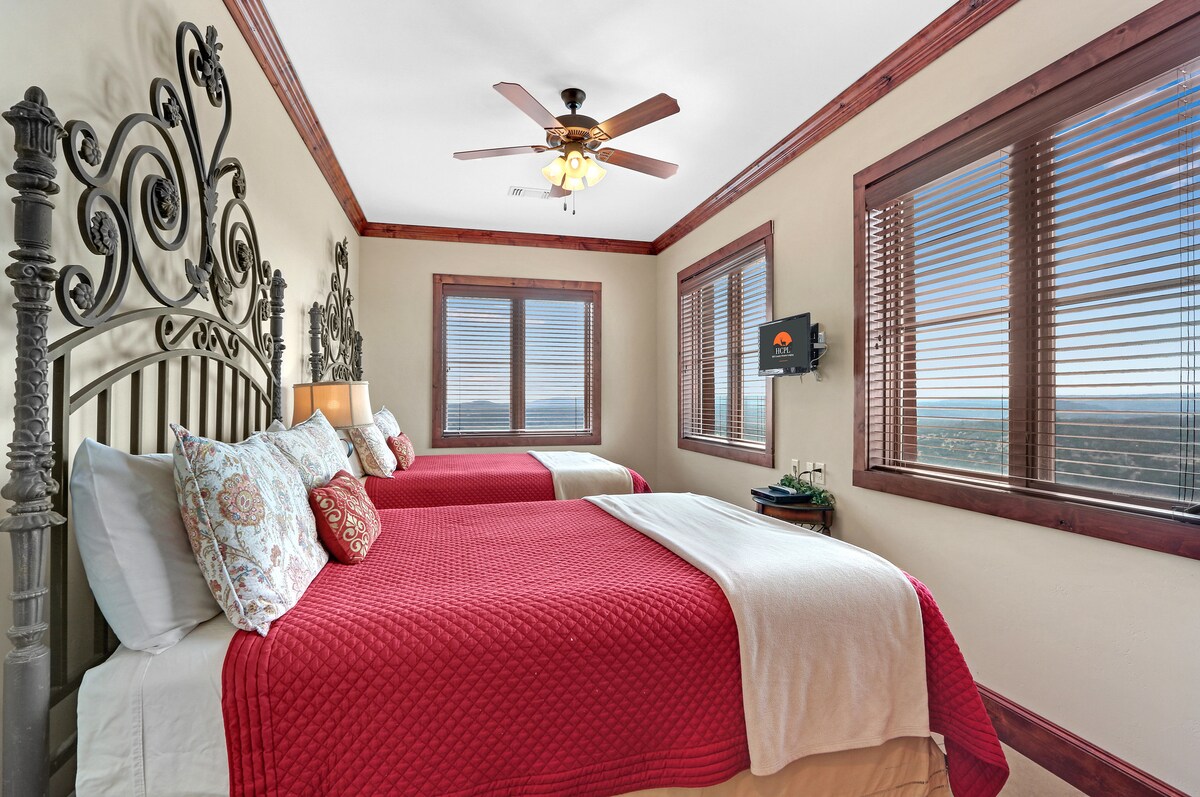 Dhoma e katërt e gjumit ka dy krevate dopio "queen"