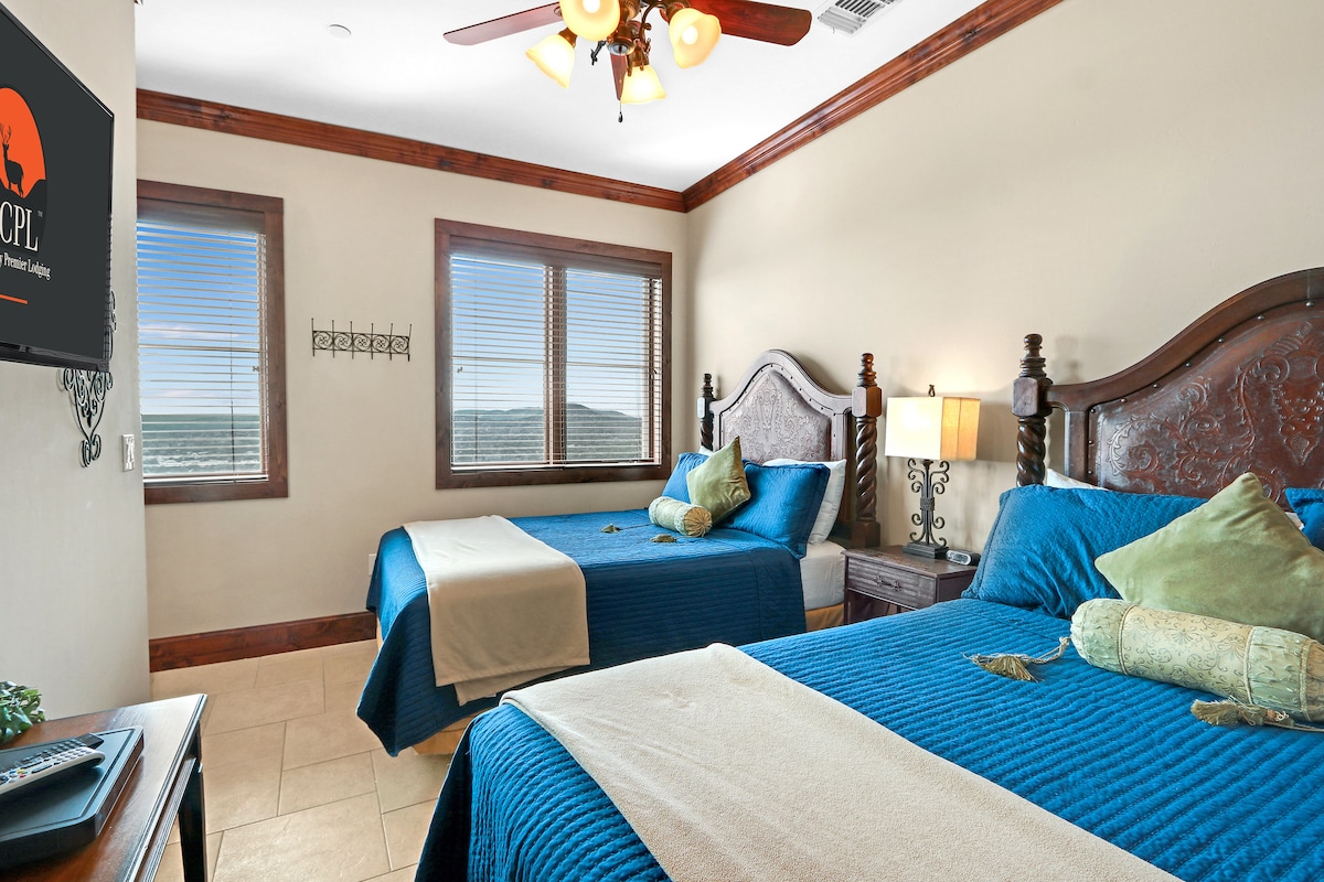 Dhoma e tretë e gjumit ka dy krevate dopio "queen"