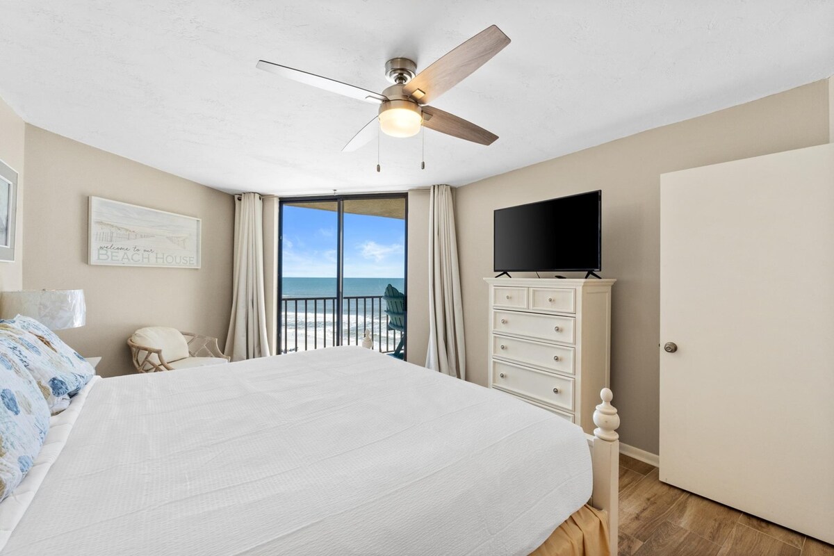 غرفة نوم رئيسية بإطلالة على الخليج