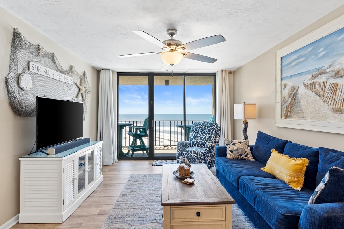 منطقة معيشة مع شرفة