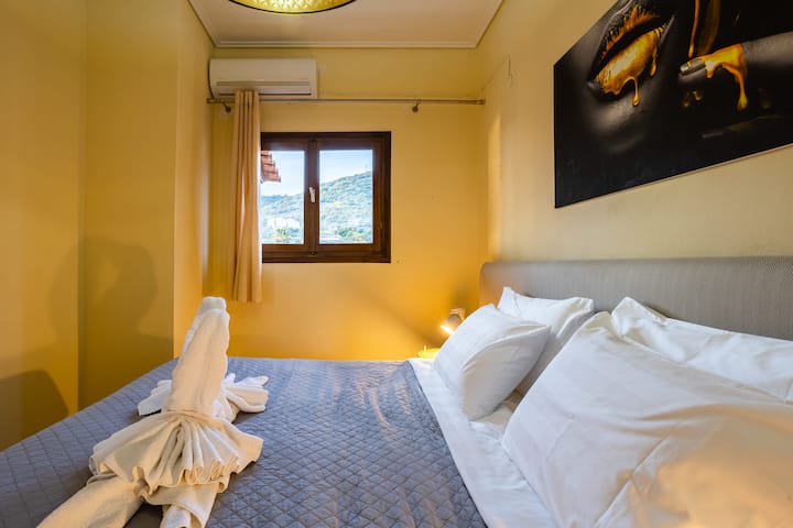  غرفة نوم للاسترخاء – إضاءة ناعمة وألوان هادئة لقضاء ليلة مريحة.