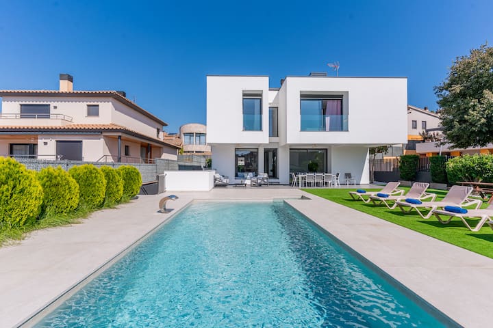 Costabravasuites managed Airbnb listing 2
