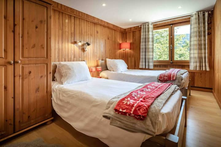 Twin room on lower floor