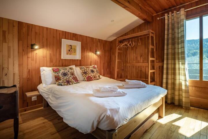 Double bedroom with balcony door