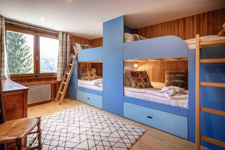 Bunk room with 4 single beds - ideal for kids/teenagers. 