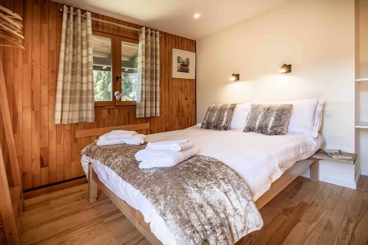 Double bedroom with window &amp; door to balcony