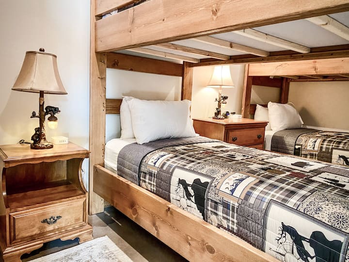 Ორსართულიან საძინებელში არის დიდი კარადა და ინდივიდუალური, არაგაბარიტული ორადგილიანი საწოლები, რომლებიც იდეალურია თქვენი წვეულების ახალგაზრდებისთვის (და გულის სიღრმეში მყოფი ახალგაზრდებისთვის).