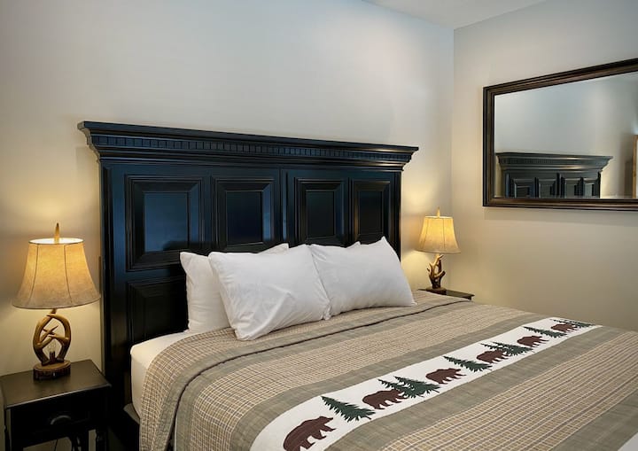 Პირველ სართულზე განთავსებულია დიდი საძინებელი, კომფორტული საწოლი, რომელიც აღჭურვილია მყუდრო ბამბის საწოლით, თეთრეულითა და დიდი კარადით.