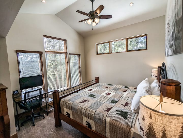 Დატკბით კუთხის სამუშაო მაგიდით და უზარმაზარი ფანჯრებით, რომლებიც დიდებულ მთებს გადაჰყურებს.