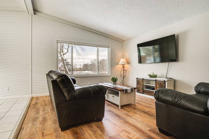 Renovated Blaine Farmhouse w/ Heated Pole Barn! gallery image 5