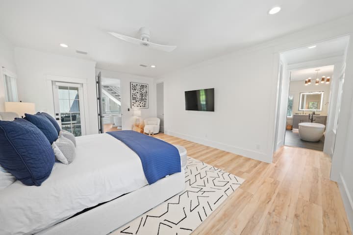 Primary Suite with Private patio and en suite Bathroom