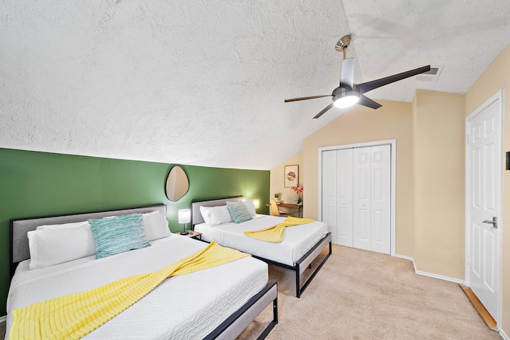 მე‑2 საძინებელი 2 საწოლით 152×203 სმ ზომის საწოლით.