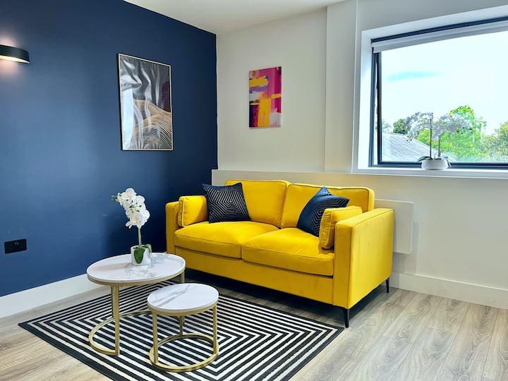 Eneo la kukaa lenye kitanda cha sofa kilichoboreshwa kwa ajili ya wageni wa ziada