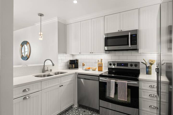 5 Bedrooms! Views-BBQ-Parking-Beach+Bay Access gallery image 4